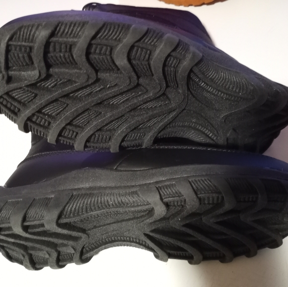 Brand new Grizzly snow boots - Picture 2 of 4